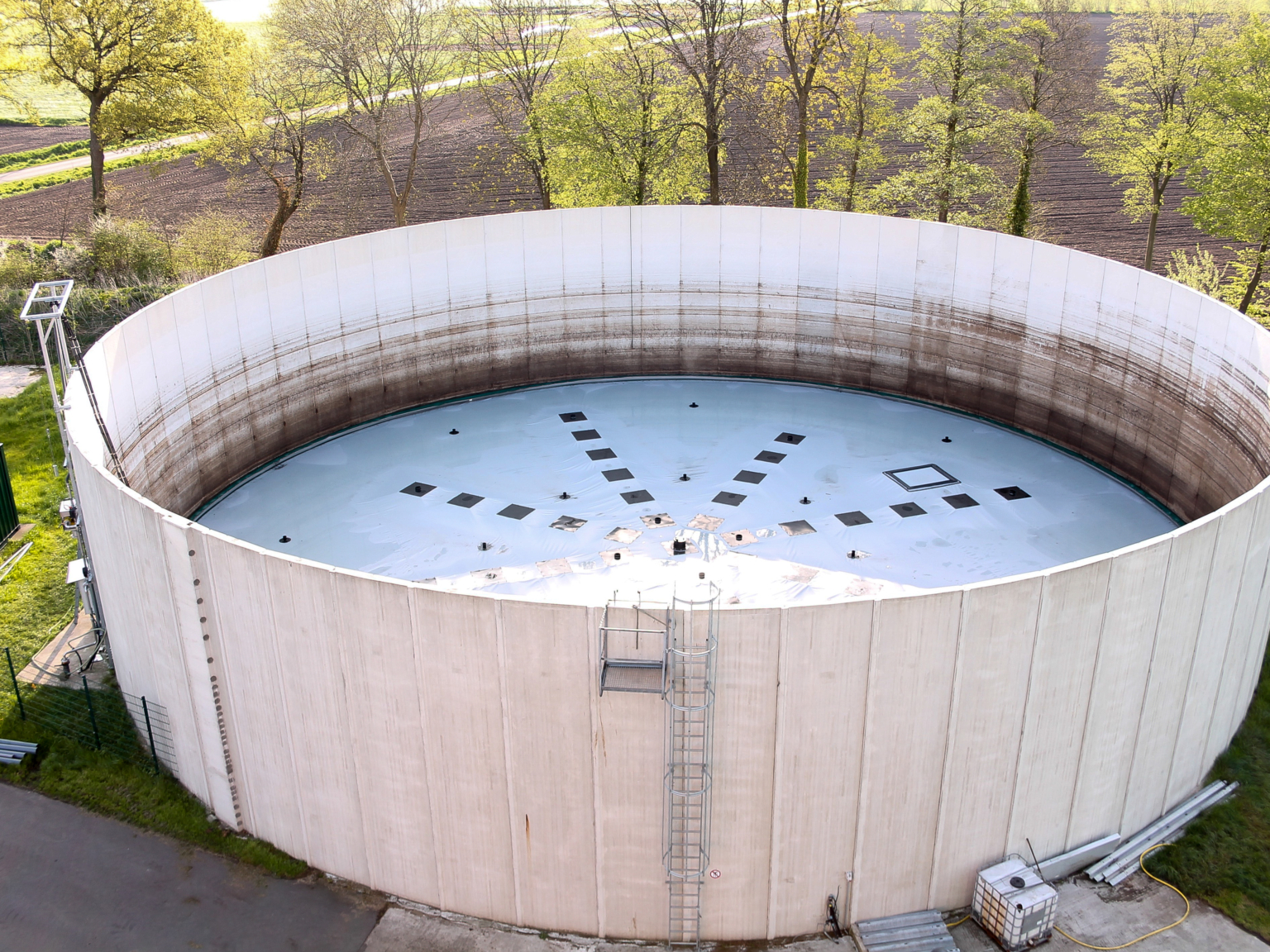 Biogas drijfzeil in een lege betonsilo
