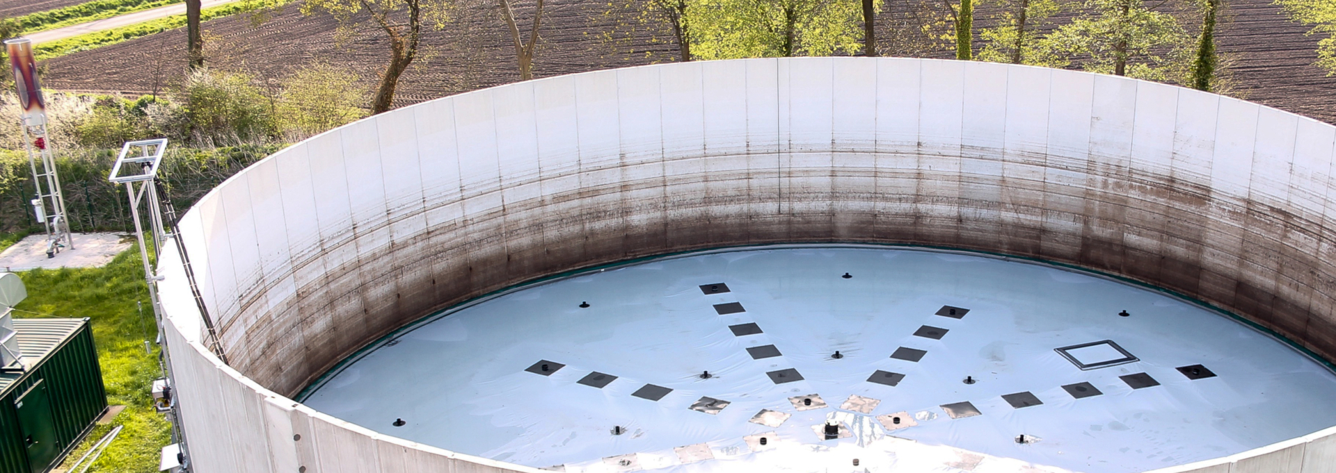 Biogas-Schwimmplane in einem leeren Betonsilo