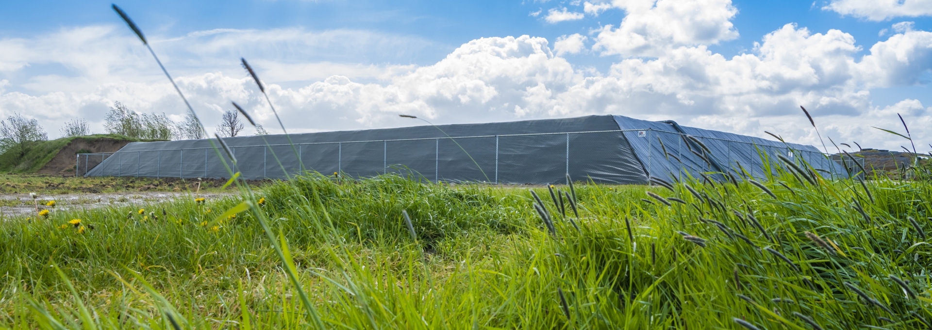 Güllebecken in der Landschaft