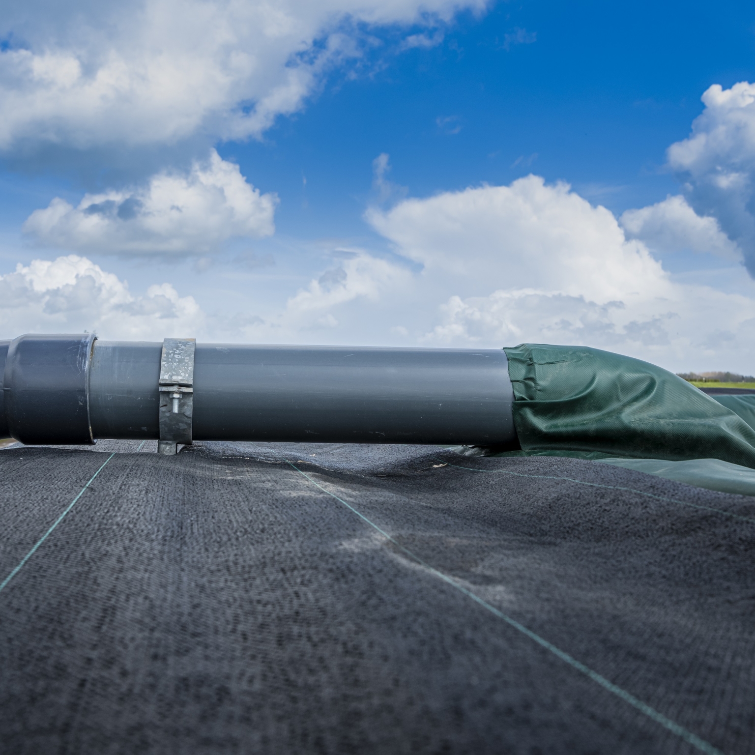 Inlet pipe over the embankment of a slurry reservoir