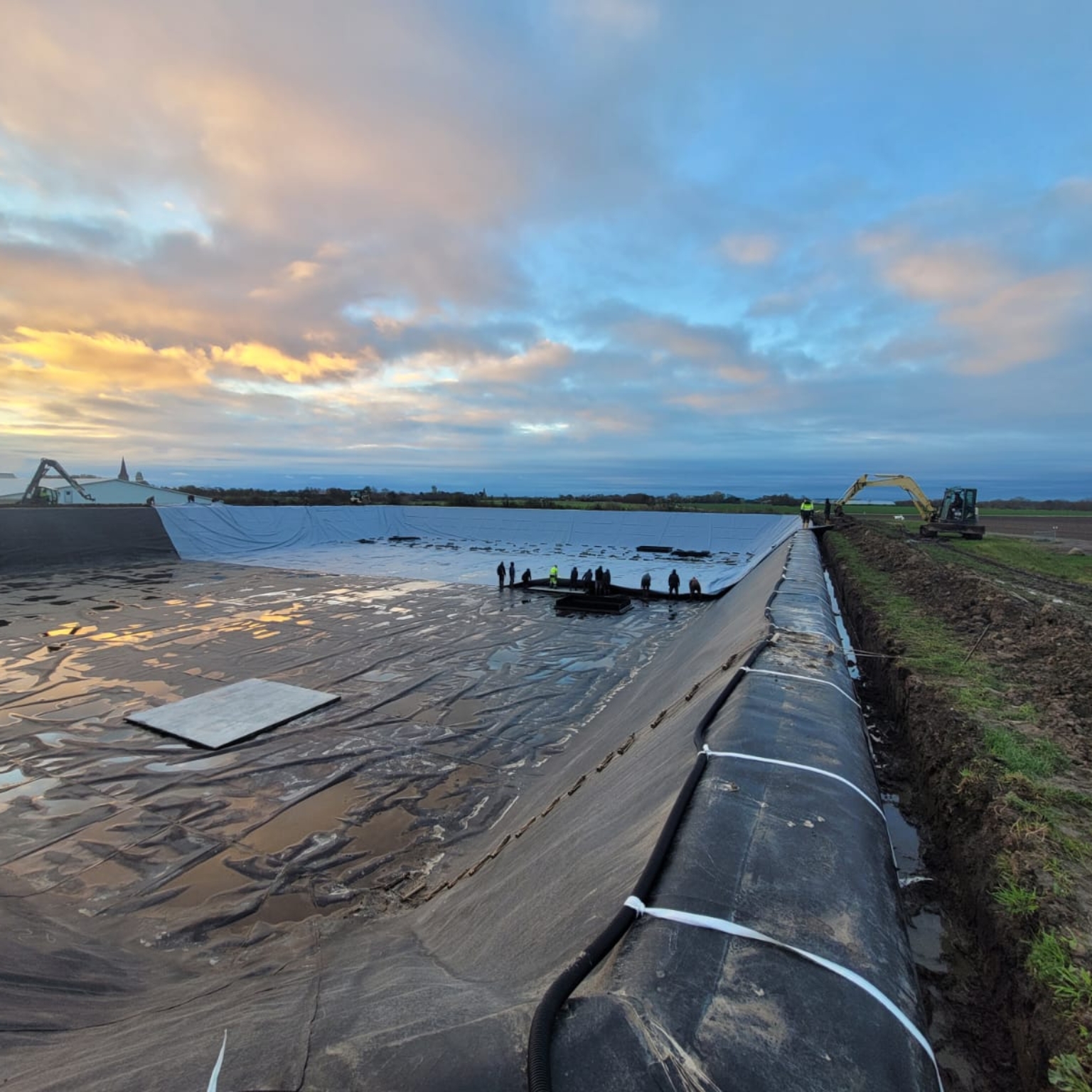 Installation of a floating cover on a slurry lagoon