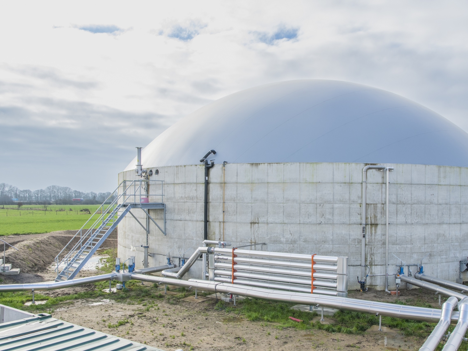 Biogas installation with a double-layer cover