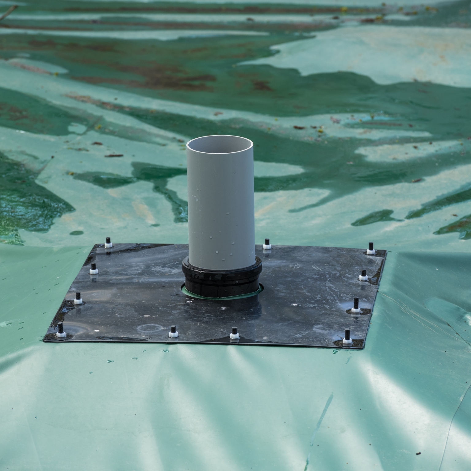 Float with venting in a floating cover of a slurry silo