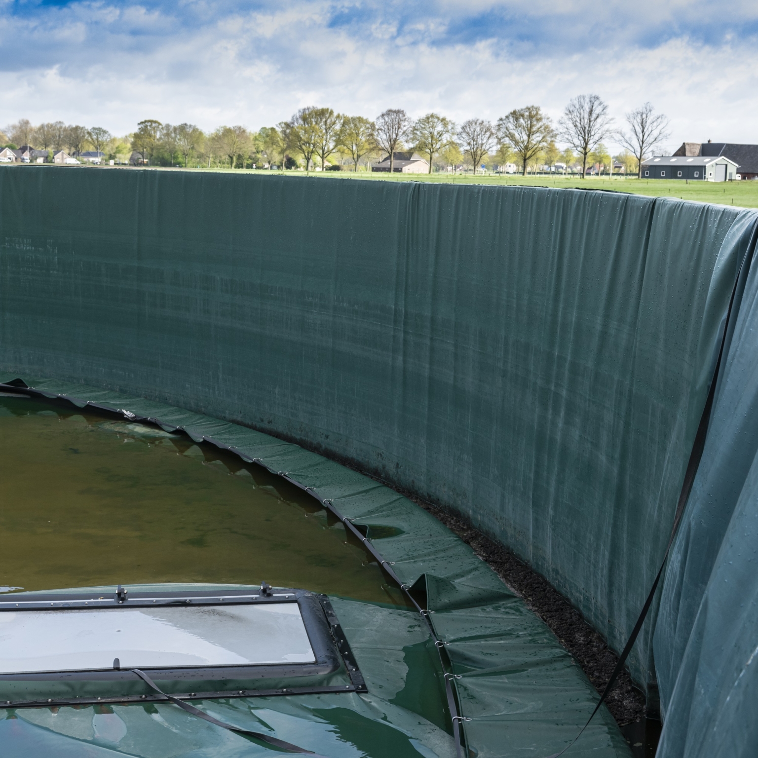 Schwimmplane mit Mischöffnung in einem Gülle-Silo
