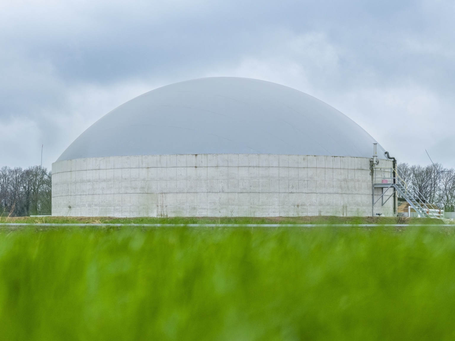 Dubbellaagse biogaskap op een betonsilo
