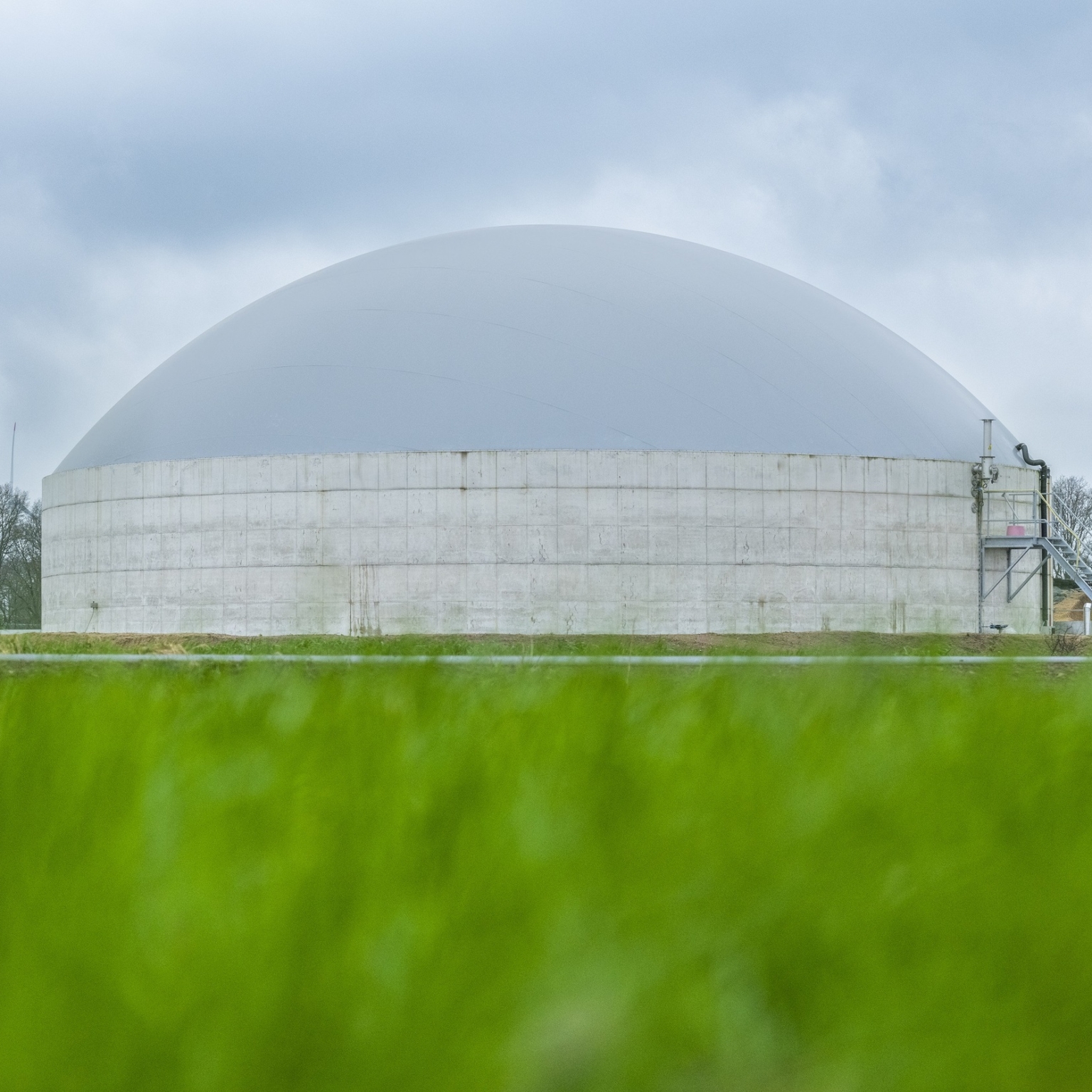 Double-layer biogas cover on a concrete silo