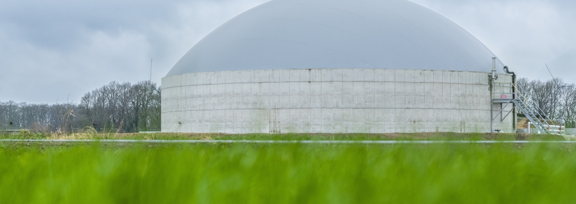 Dubbellaagse biogaskap op een betonsilo