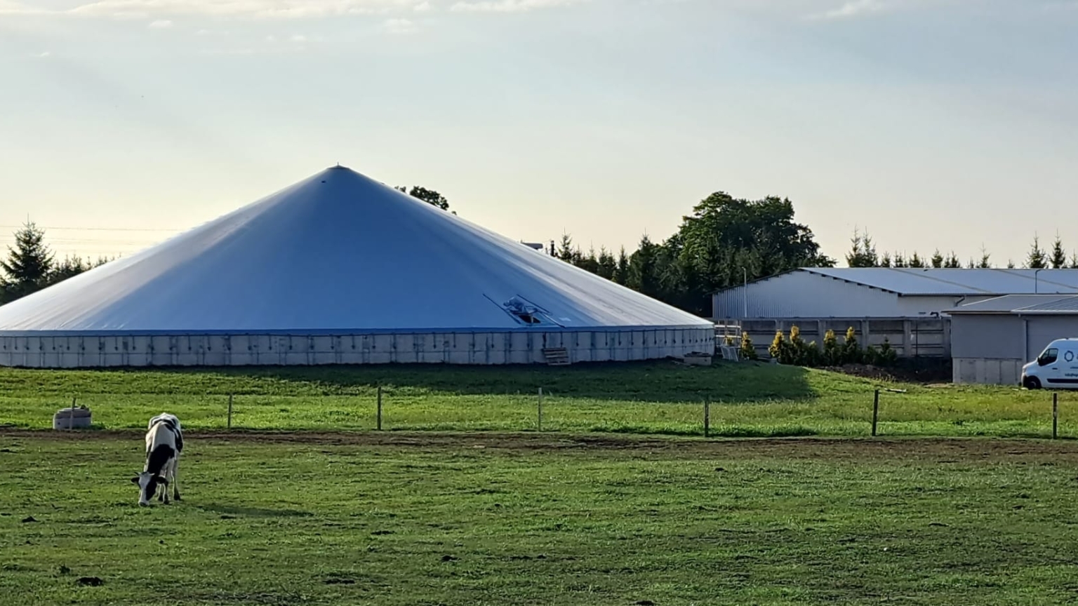Grote grijze spankap op deels ingegegraven betonsilo