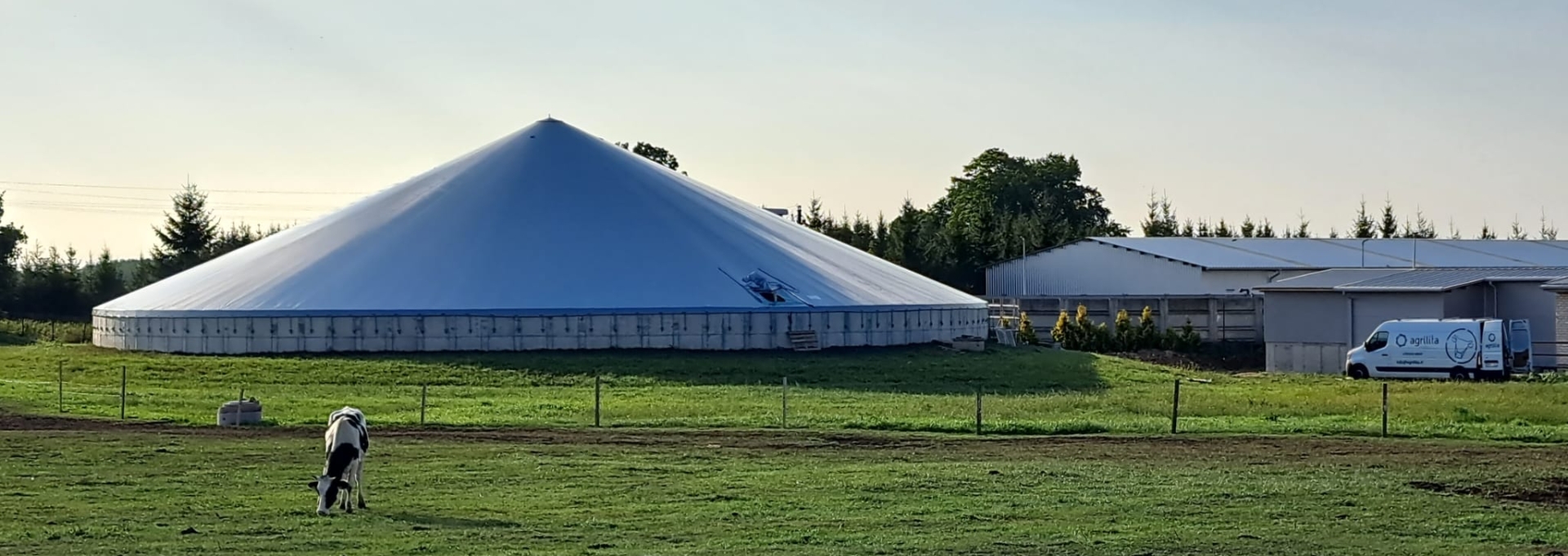 Grote grijze spankap op deels ingegegraven betonsilo