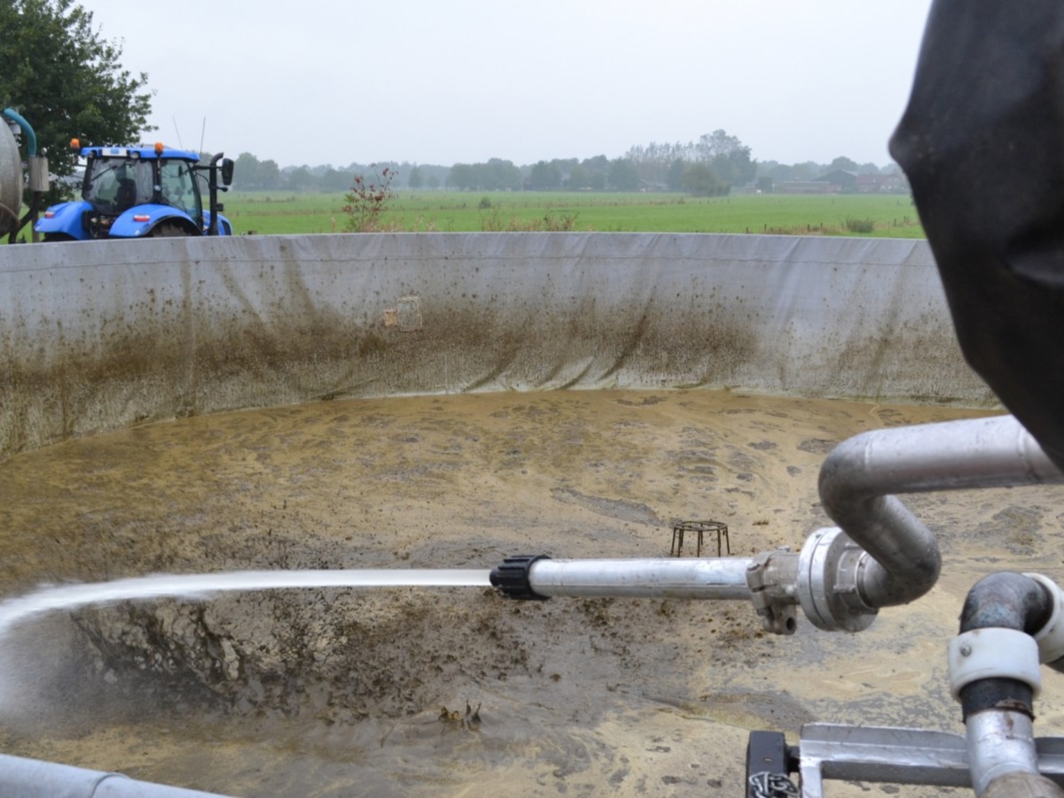 Schoonspuiten van een mestsilo