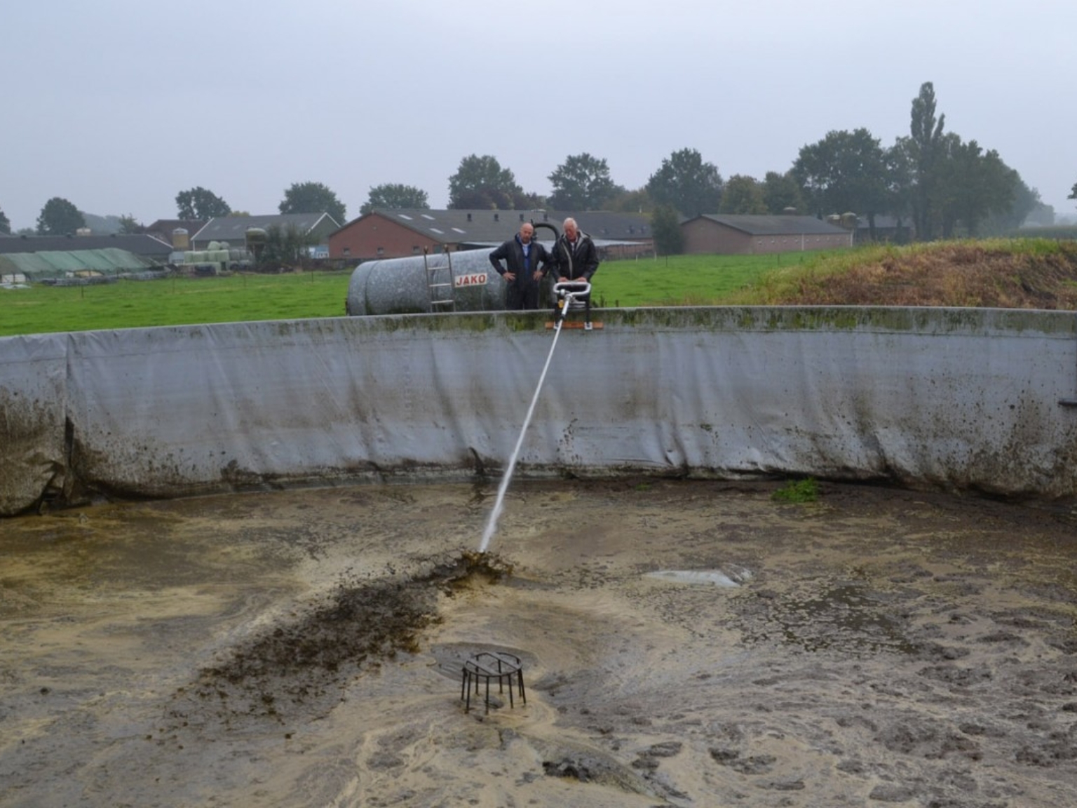 Schoonspuiten van een mestsilo