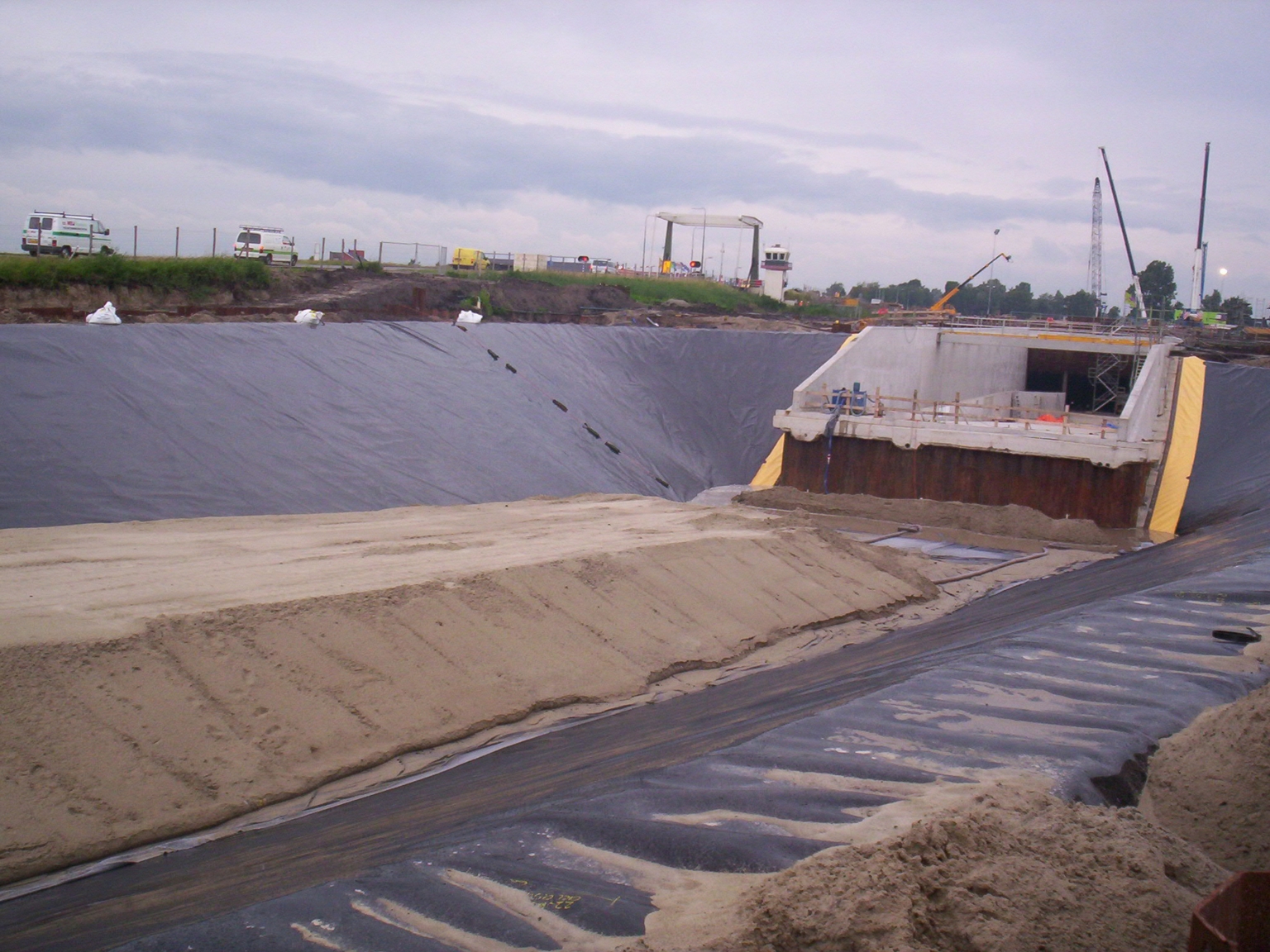 Installation of a membrane in dry conditions for a submerged road surface at Aquaduct Jeltesloot