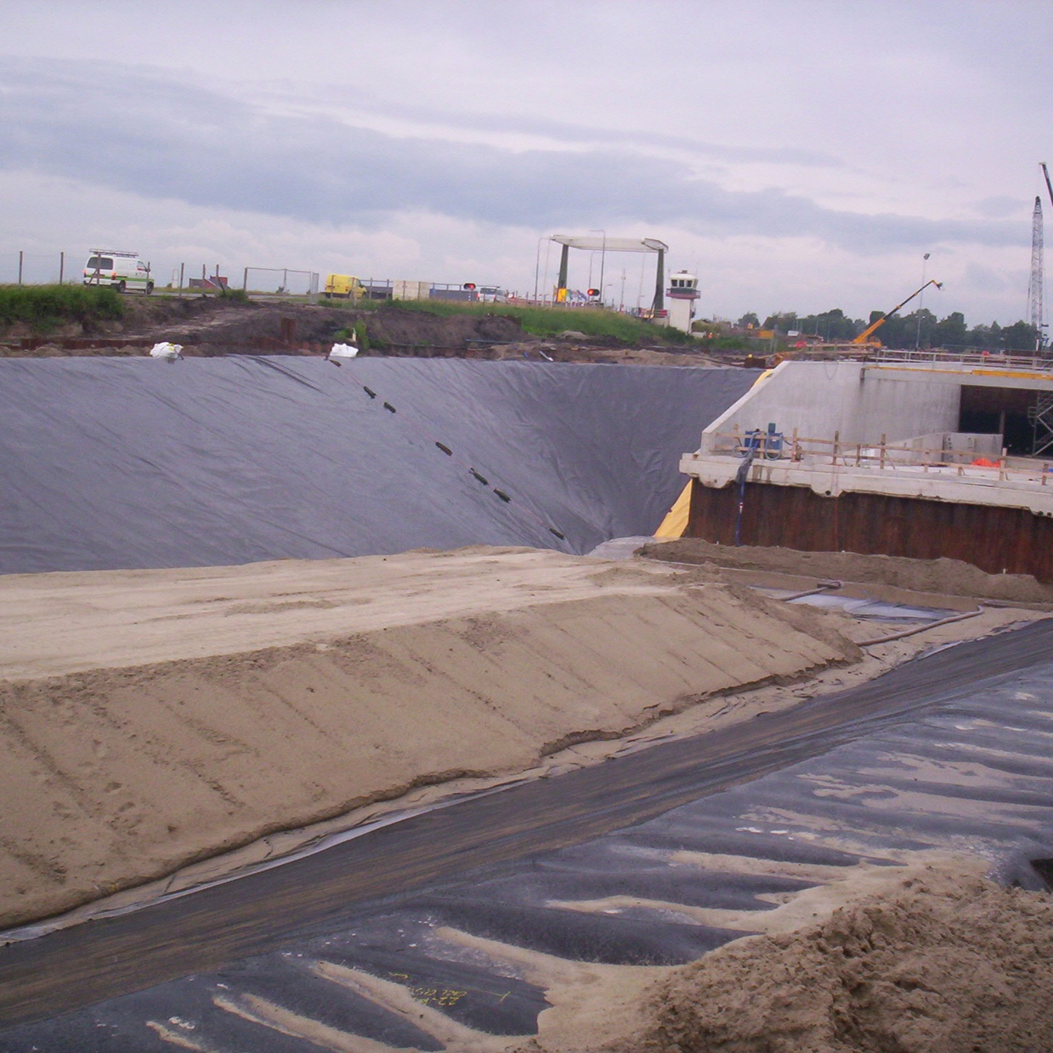 Installation of a membrane in dry conditions for a submerged road surface at Aquaduct Jeltesloot