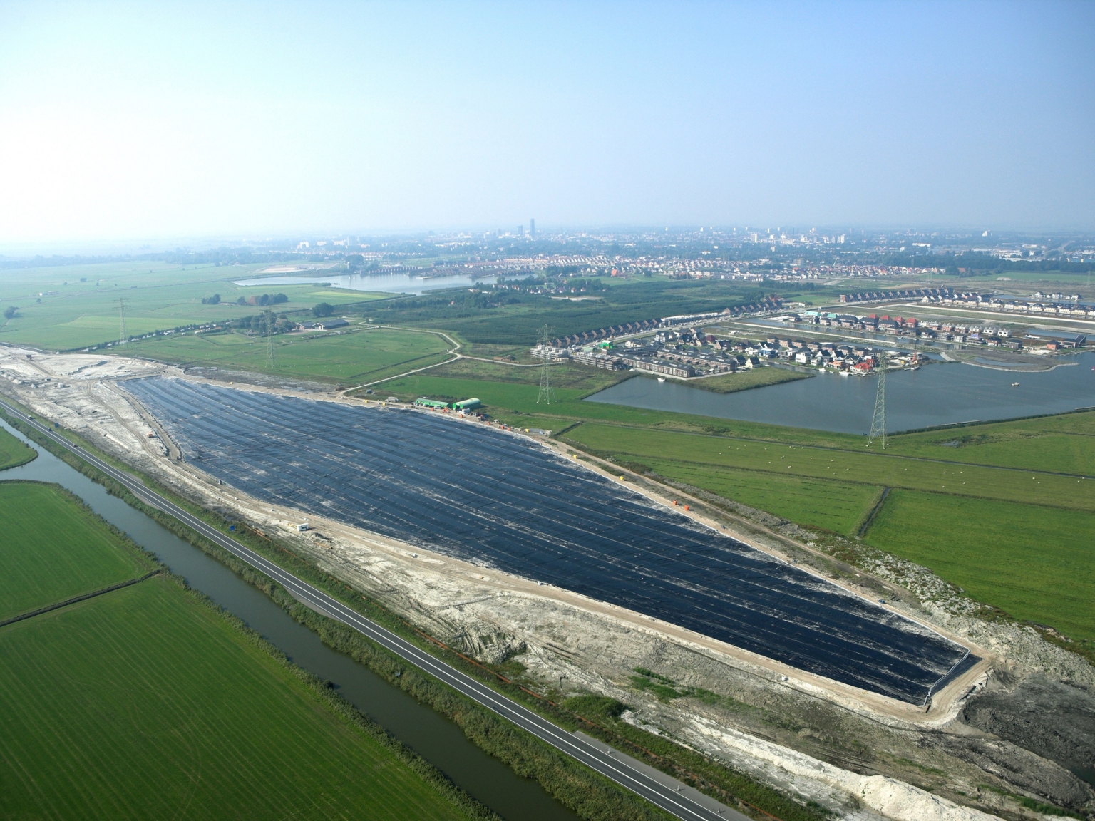 Installation of a membrane in wet conditions for a submerged road surface at Aquaduct Langdeel N31