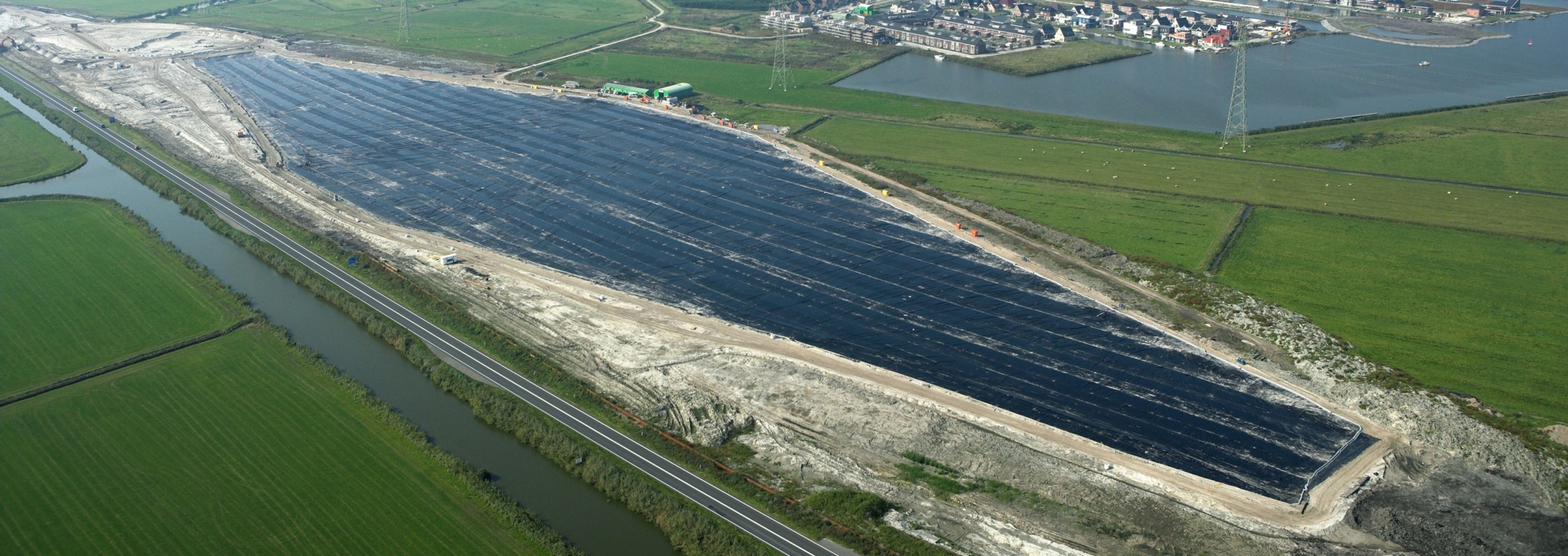 Installation of a membrane in wet conditions for a submerged road surface at Aquaduct Langdeel N31