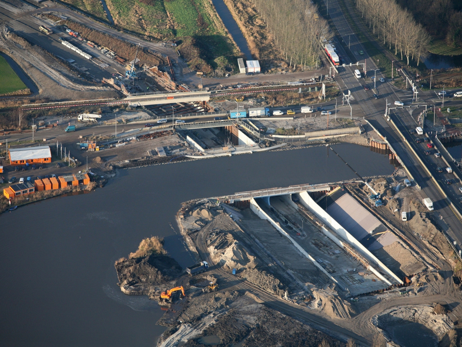 Installation of membrane in wet conditions for submerged road surface at Aquaduct de Geeuw