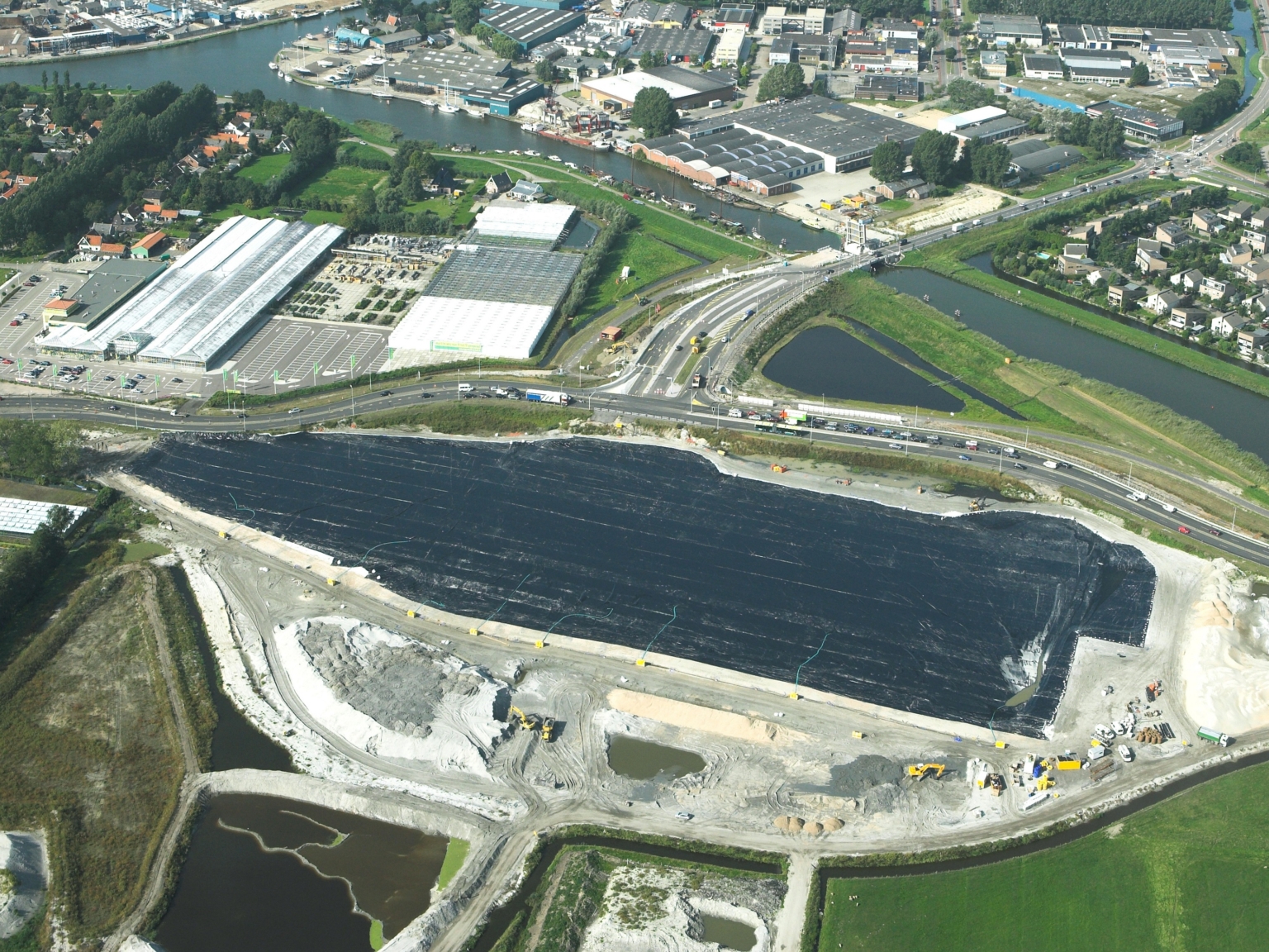 Installation of a membrane in wet conditions for a submerged road surface at N242 Alkmaar