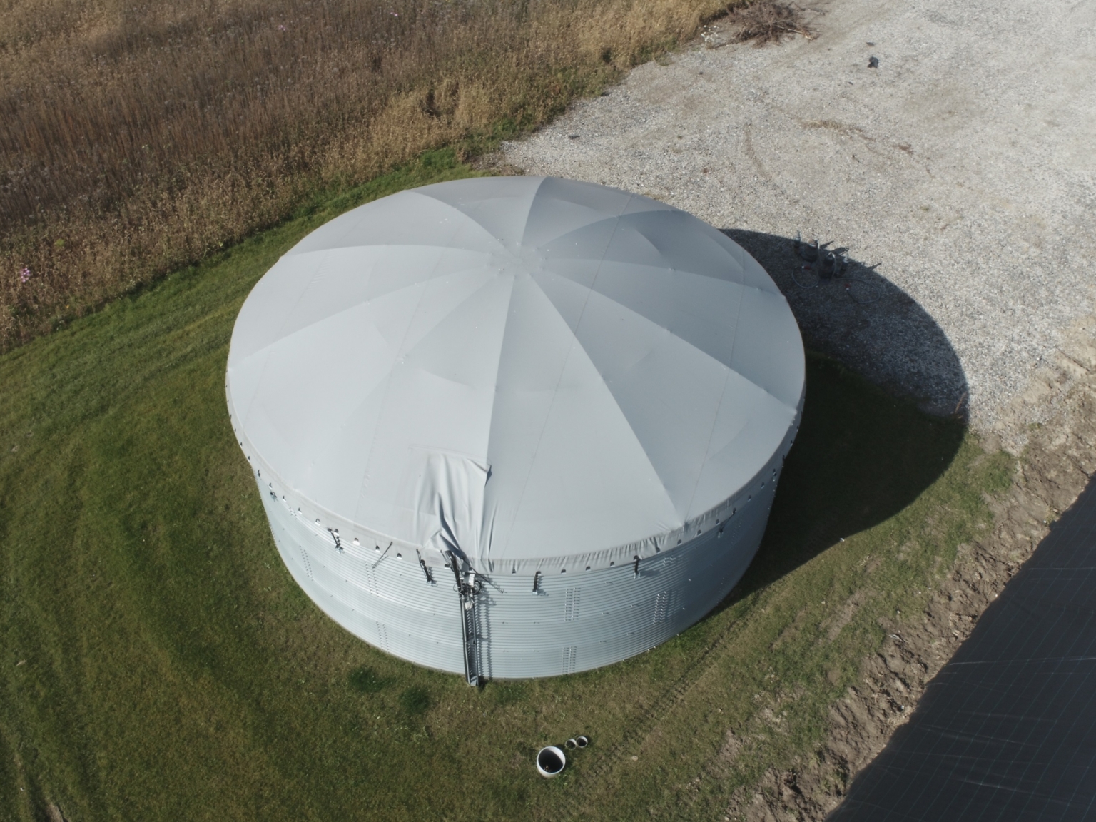 Boven aanzicht van een Genadome op een watersilo