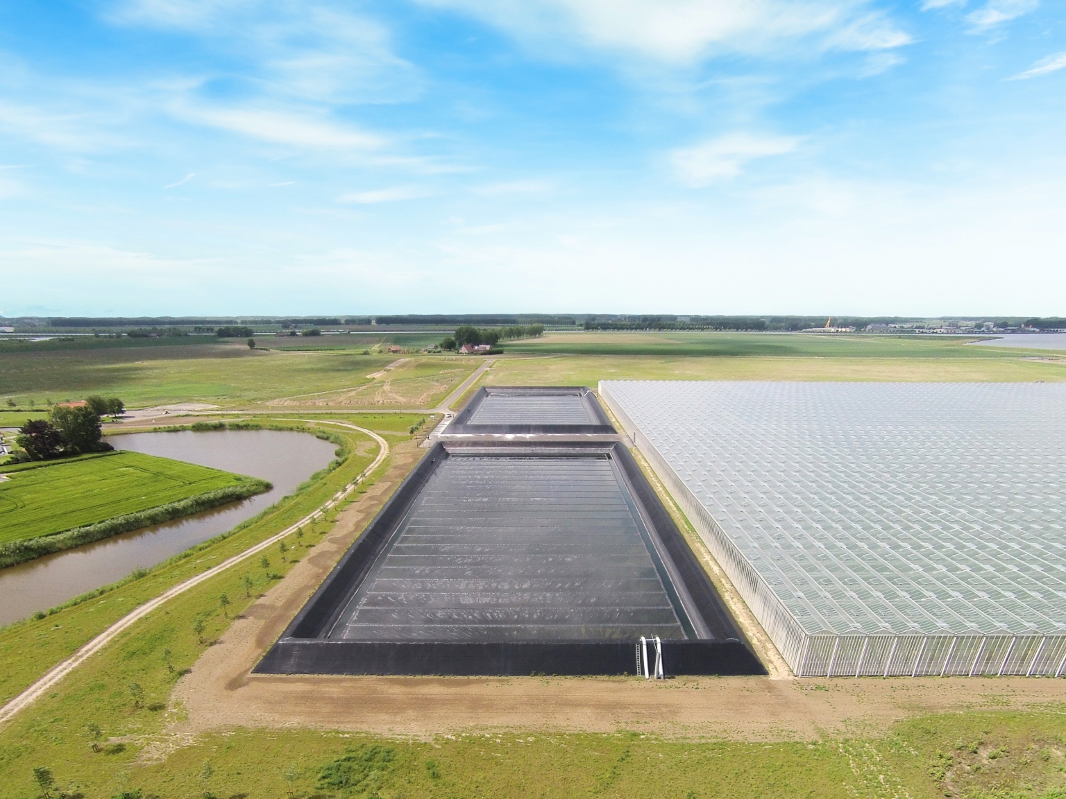 Drone photo of two semi-closed Genafloats in a water reservoir