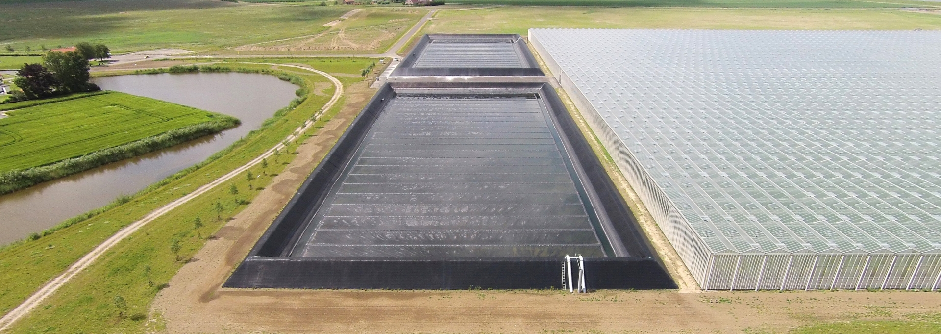 Drone foto van twee semi-gesloten Genafloats in een waterbassin