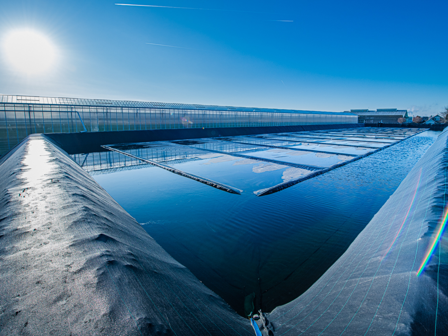 Semi-closed Genafloat installed in a water reservoir