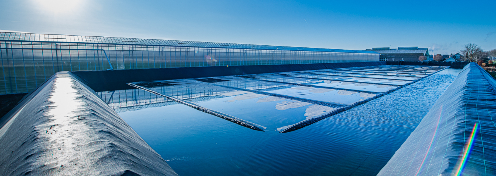 Semi-closed Genafloat installed in a water reservoir