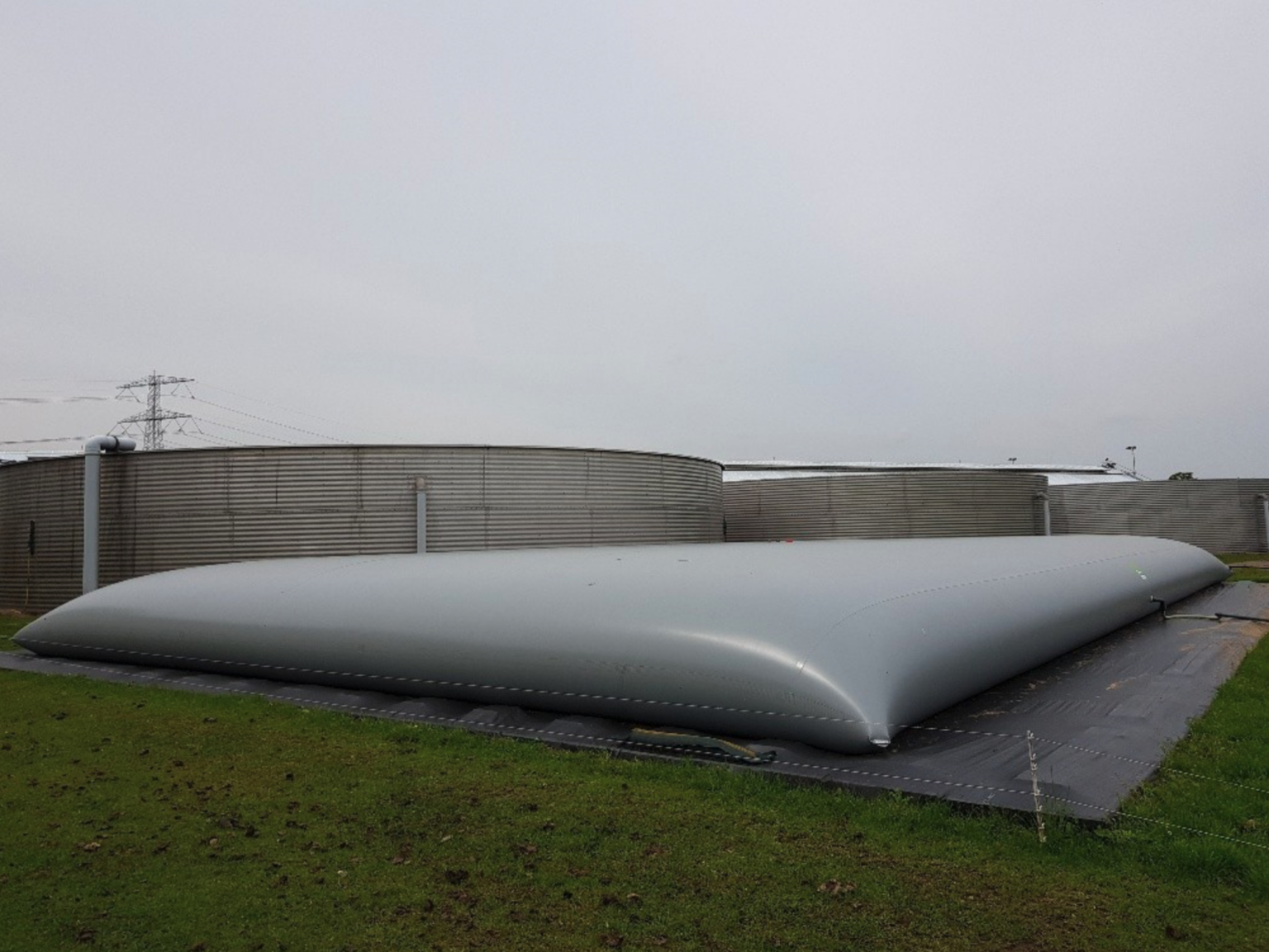 Pillow tank geinstalleerd langs watersilo's