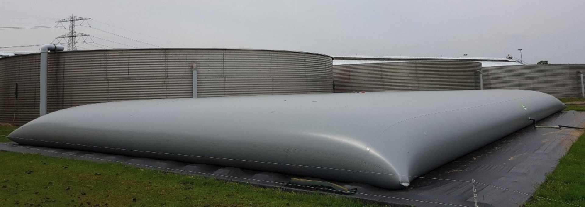 Pillow tank geinstalleerd langs watersilo's