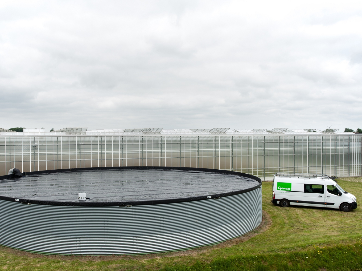 Silofloat met Genap bus in de achtergrond