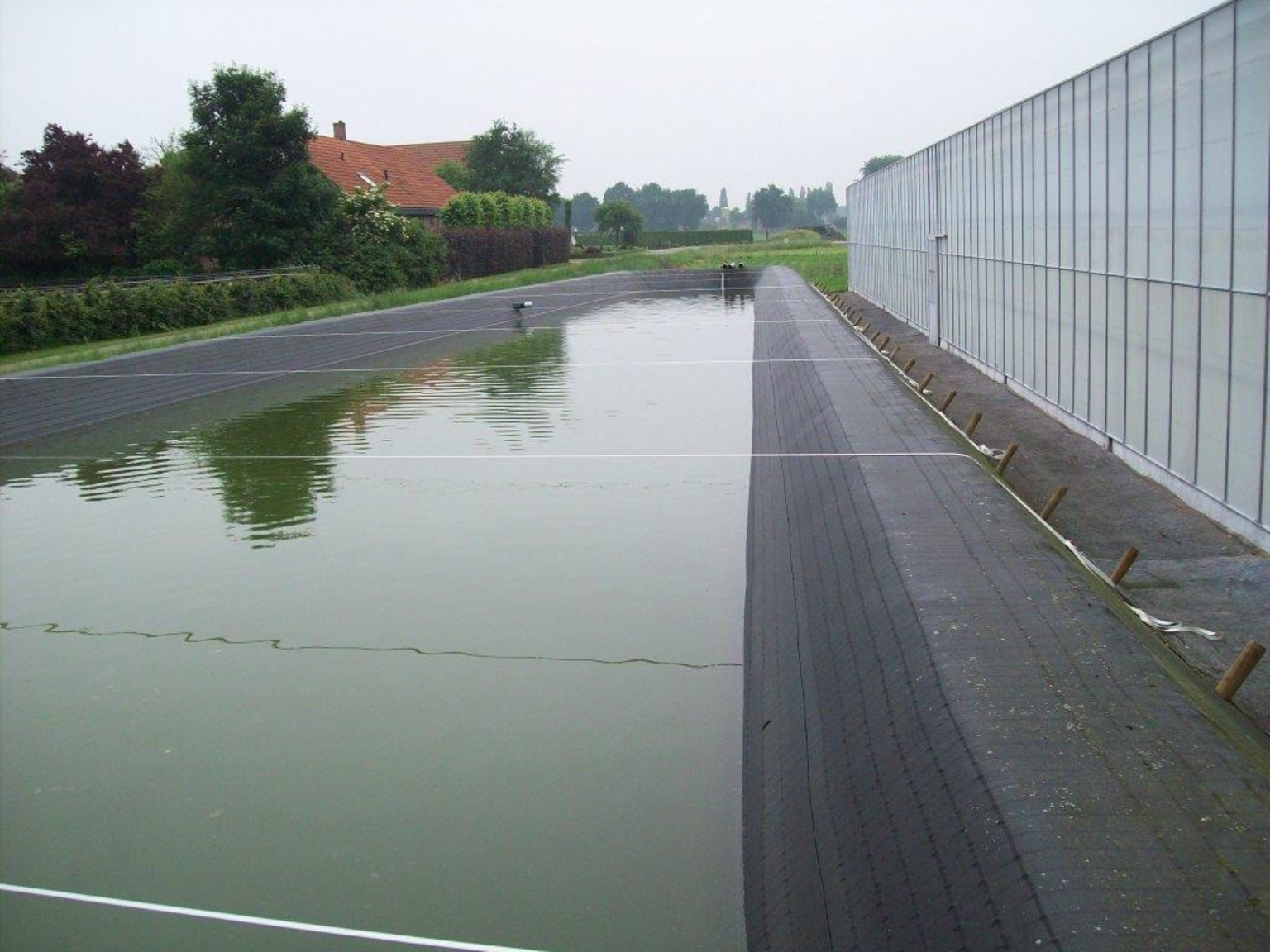 Draagbanden voor installatie van een spanzeil op een waterbassin