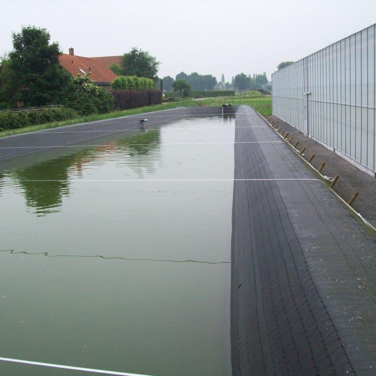 Draagbanden voor installatie van een spanzeil op een waterbassin