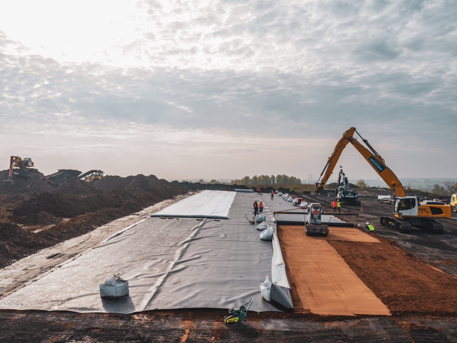 Covering a landfill with a geomembrane structure