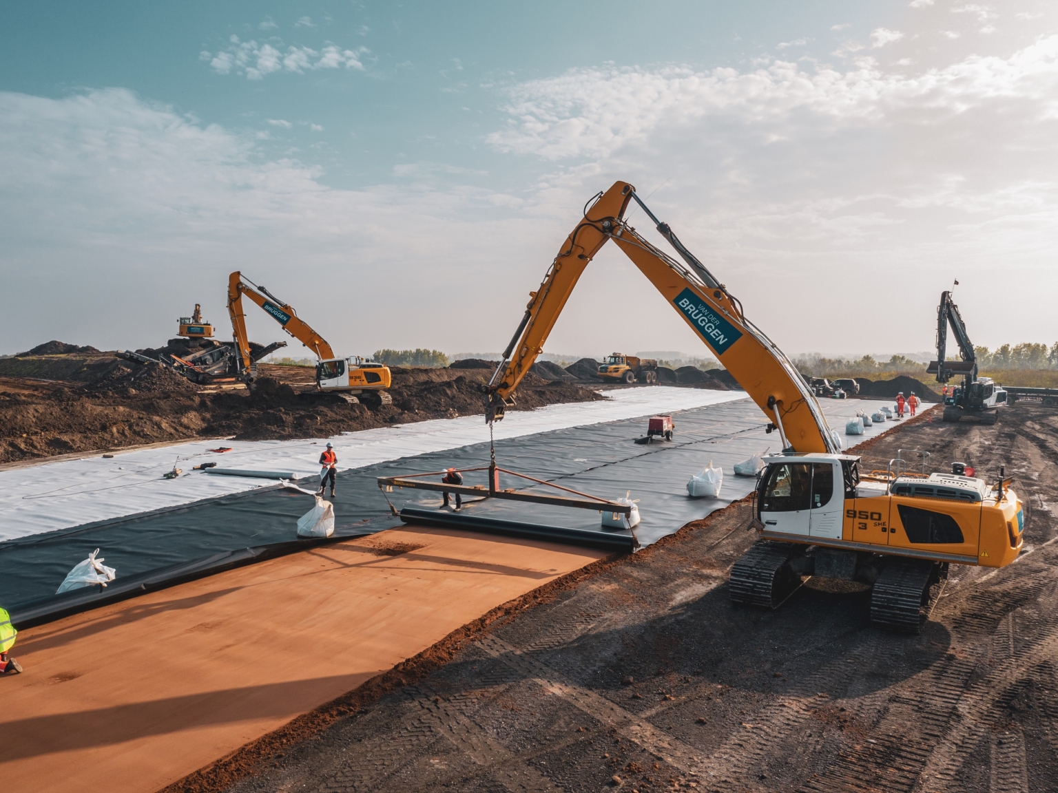 Covering a landfill with felt and a geomembrane structure