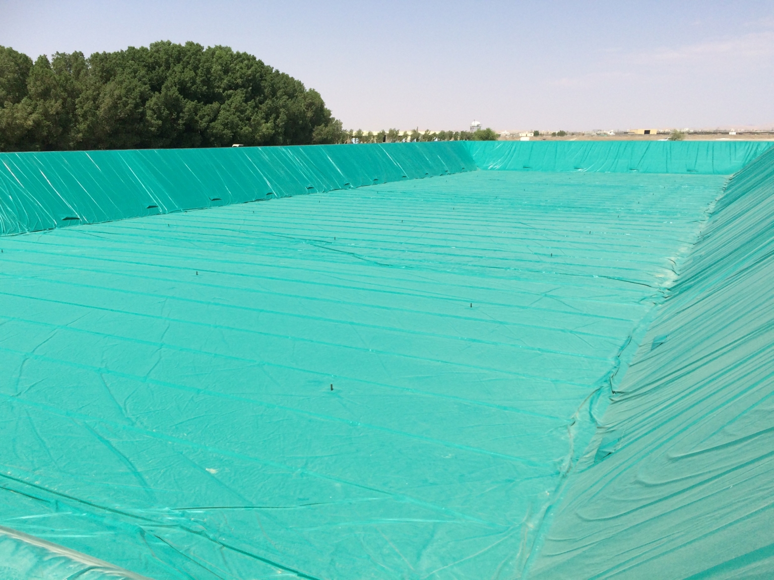 Leeres, vollständig geschlossenes Wasserreservoir in den Vereinigten Arabischen Emiraten