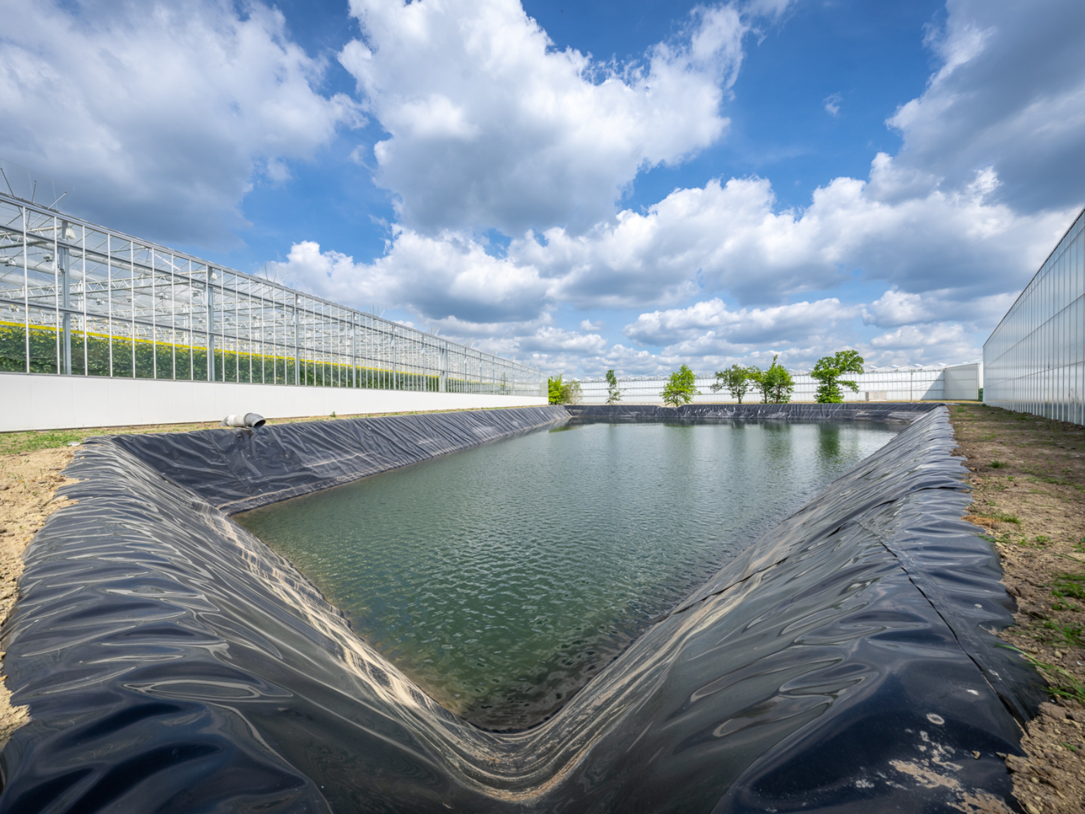 Wasserbecken ohne Böschungsschutz