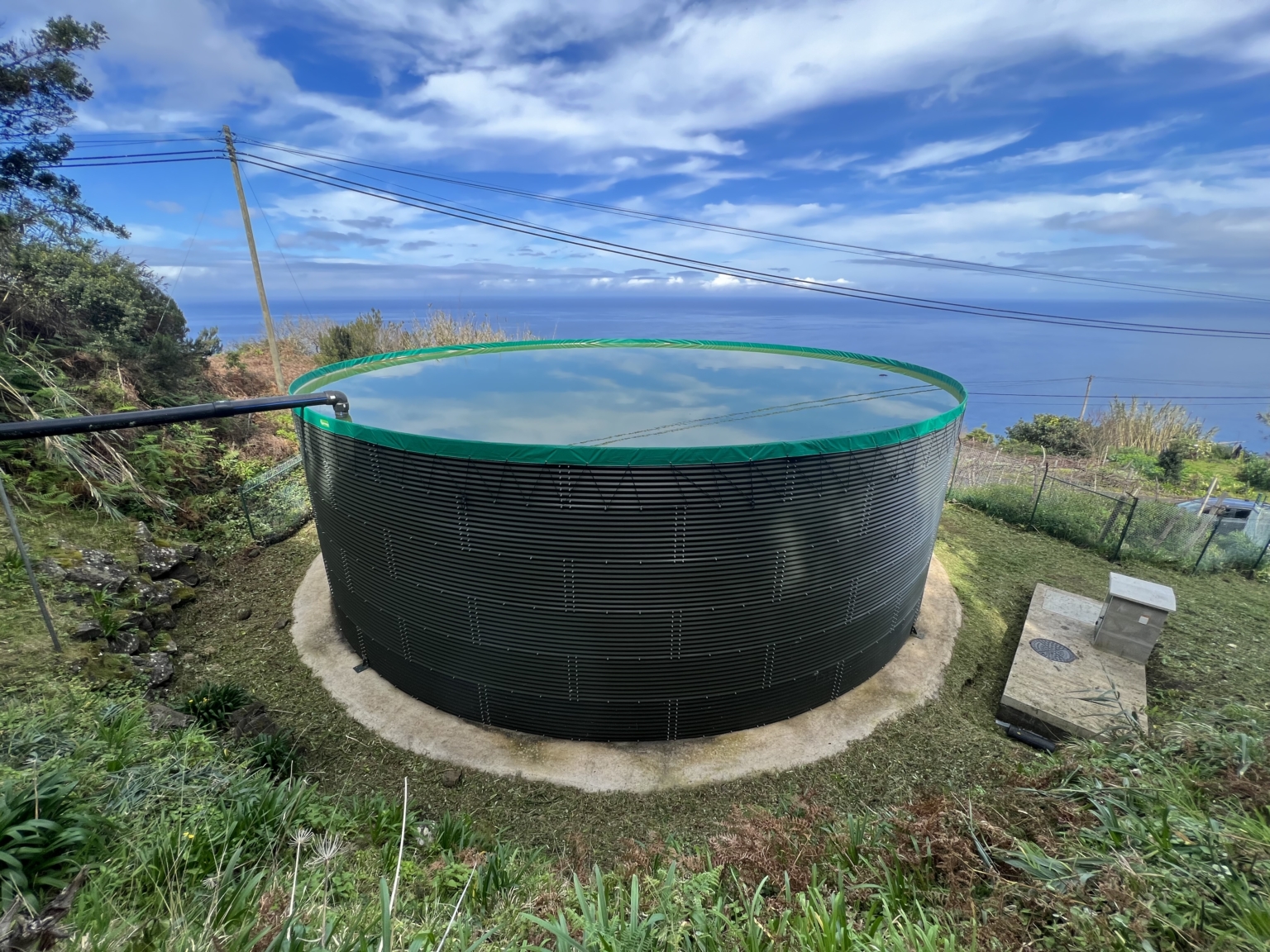 Volledig gecoate watersilo bij de zee