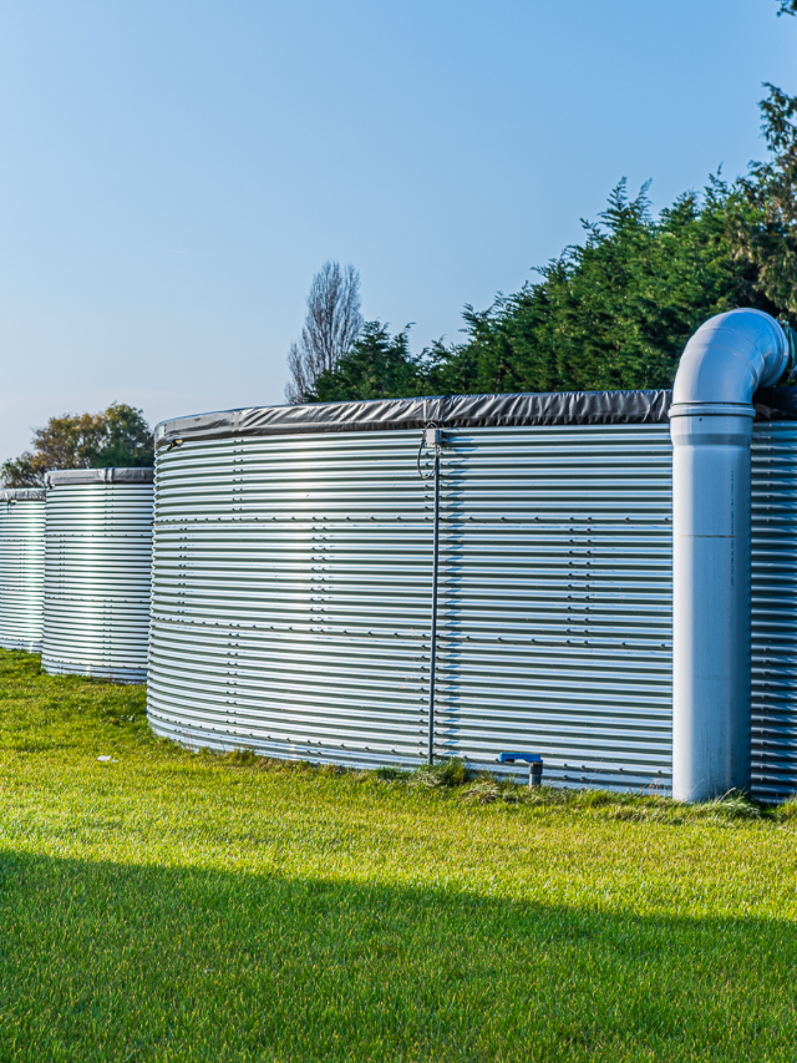 Drei Wassersilos im Freien installiert