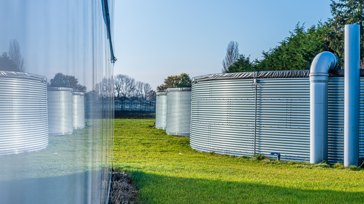 Drie watersilo's buiten geïnstalleerd