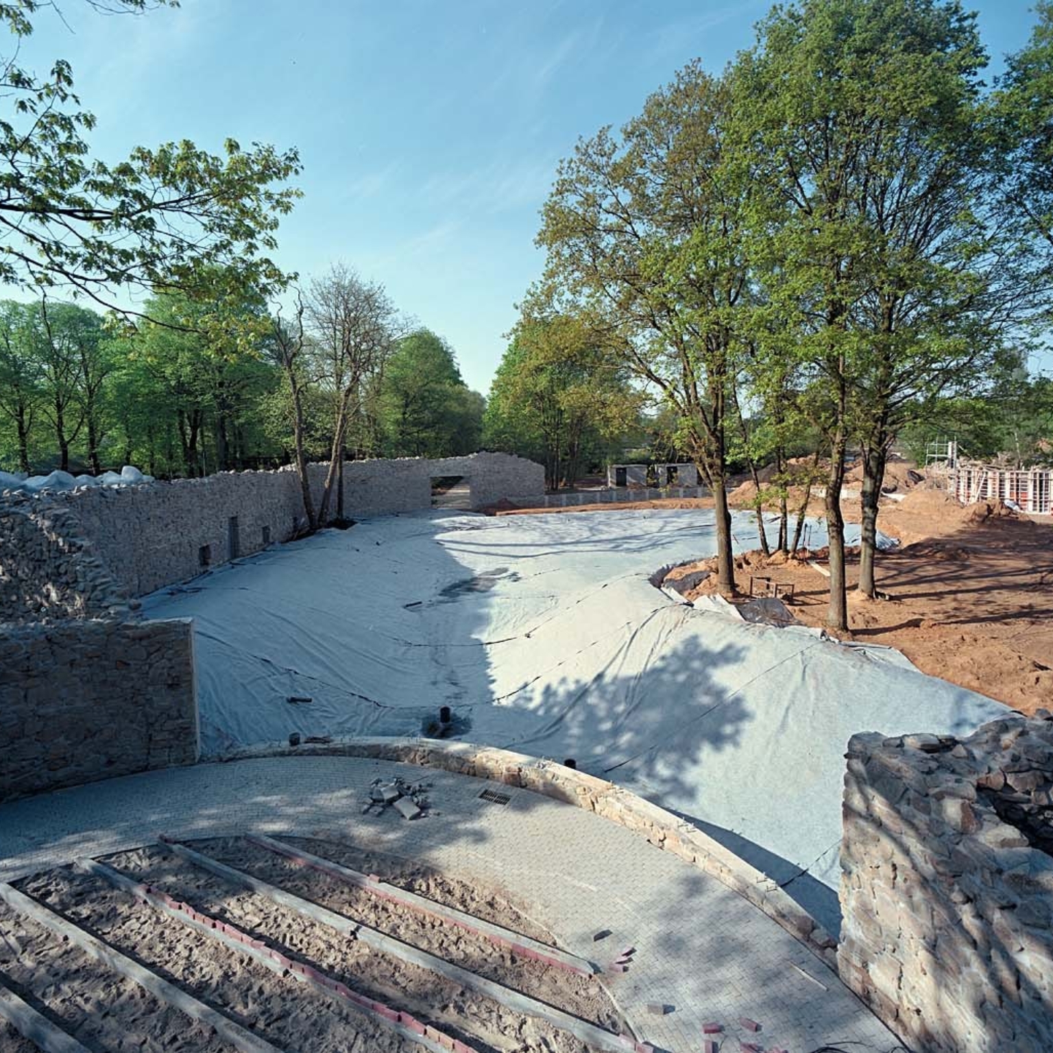 Construction of the bear pond for Wildlands Zoo in Emmen