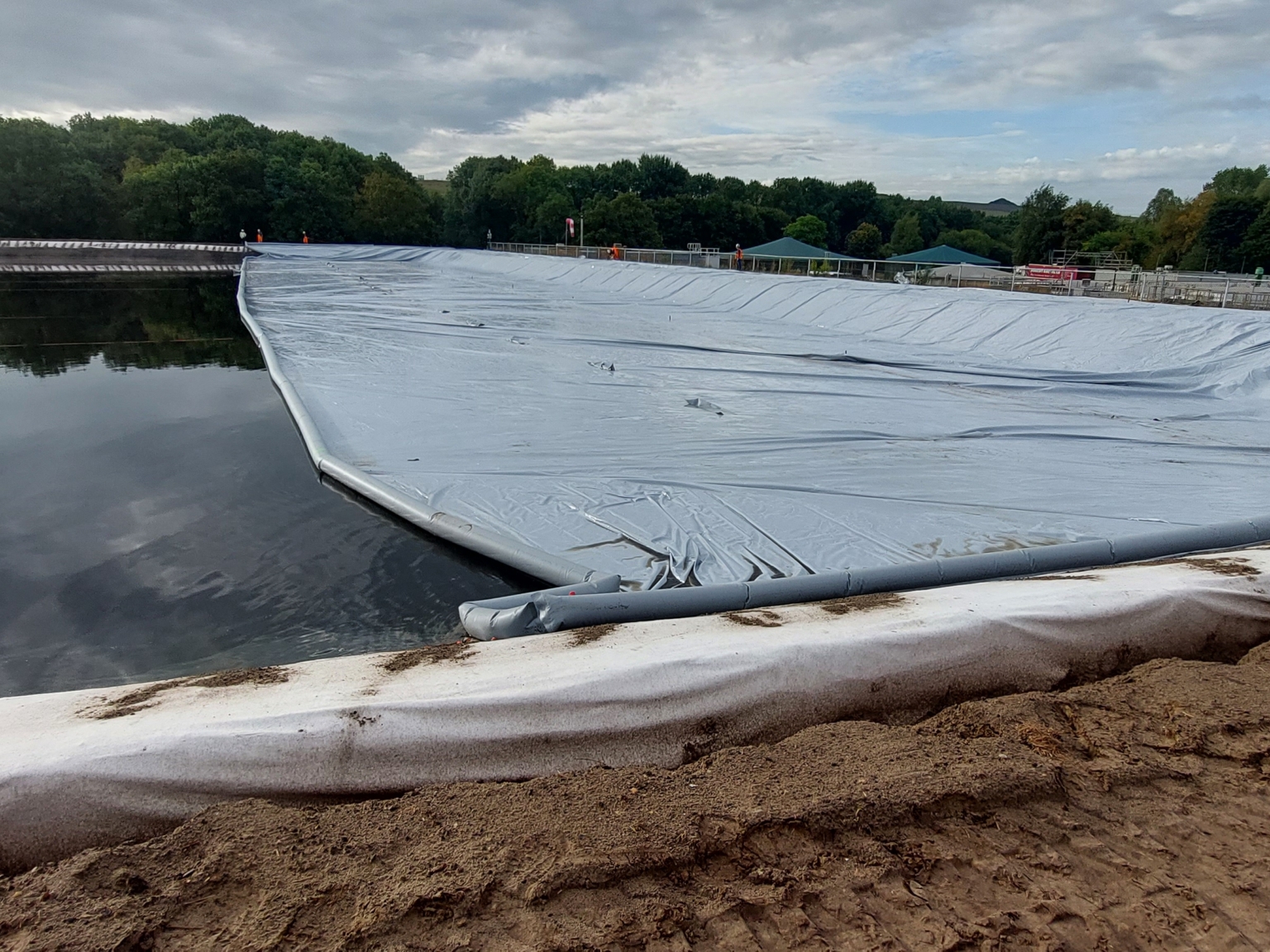 Installation of a floating cover for a leachate basin in Wijster (photo 1)