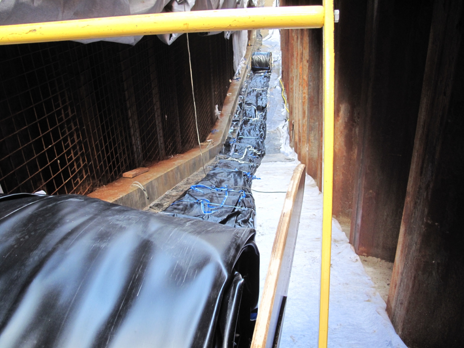 Installation of a membrane between the sheet piling of the N57