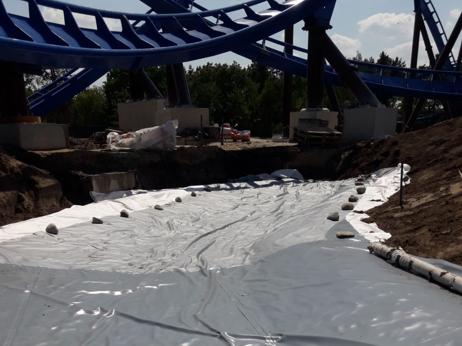 Installation of a pond at Toverland amusement park