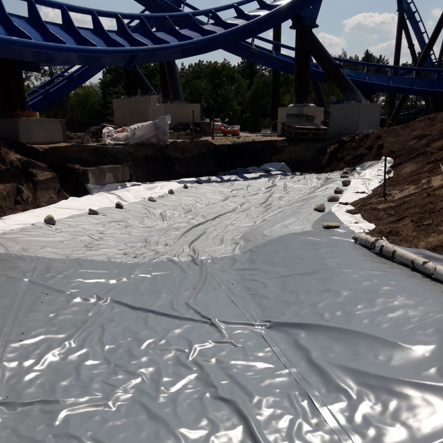 Installation of a pond at Toverland amusement park