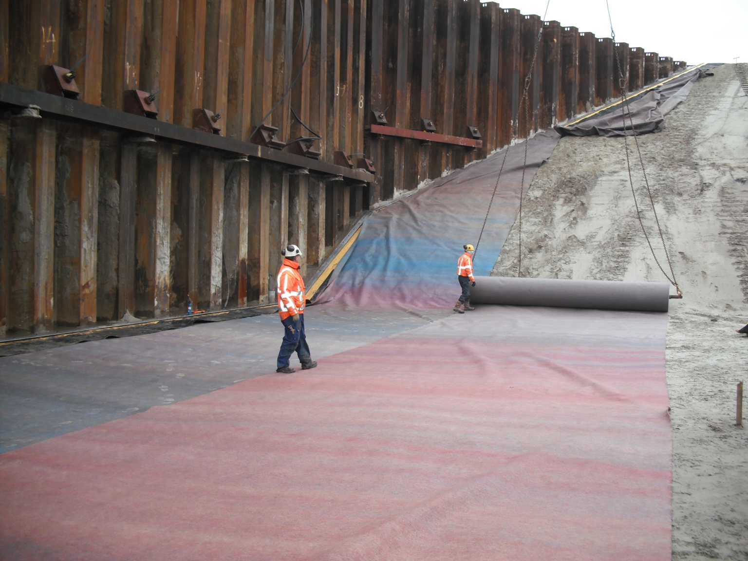 Dry installation of a submerged road surface in Burgum