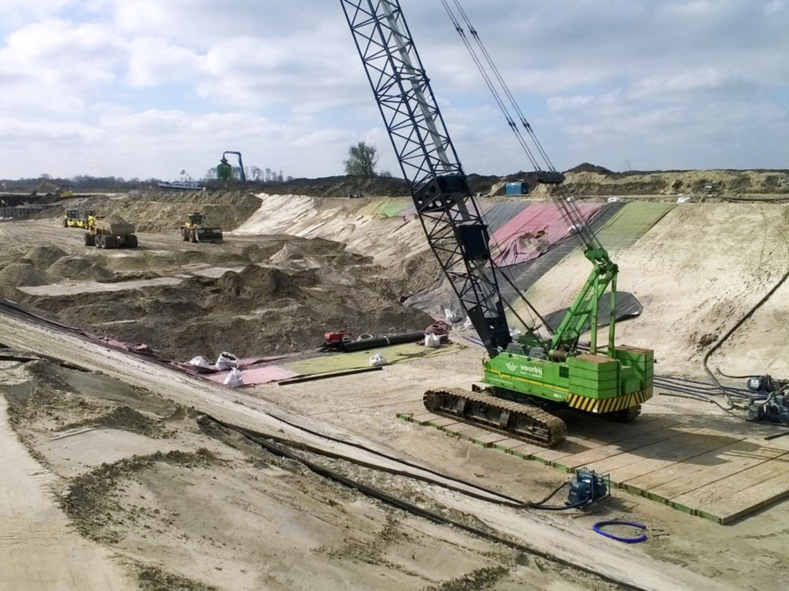 Dry installation of a submerged road surface in Burgum