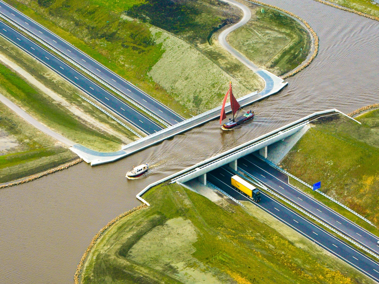 Dry and wet installation of the submerged road surface for the Langdeel aqueduct and the N31