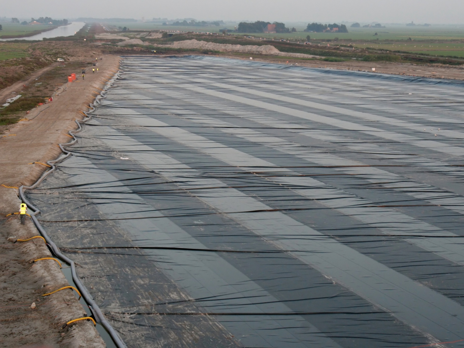 Folie op watervlakte voor het afzinken, Aquaduct Langdeel N31