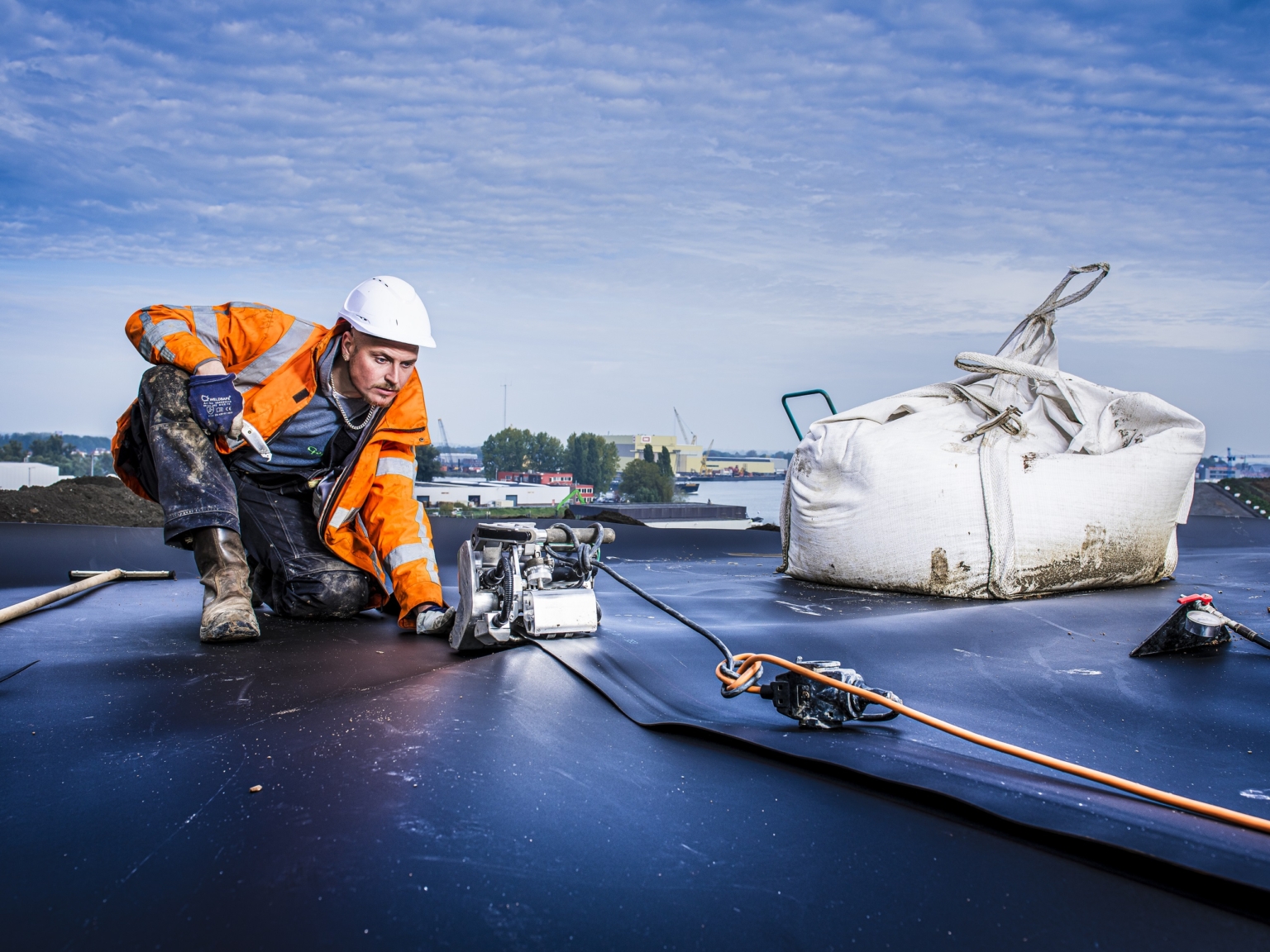 Welding a geomembrane structure at a landfill