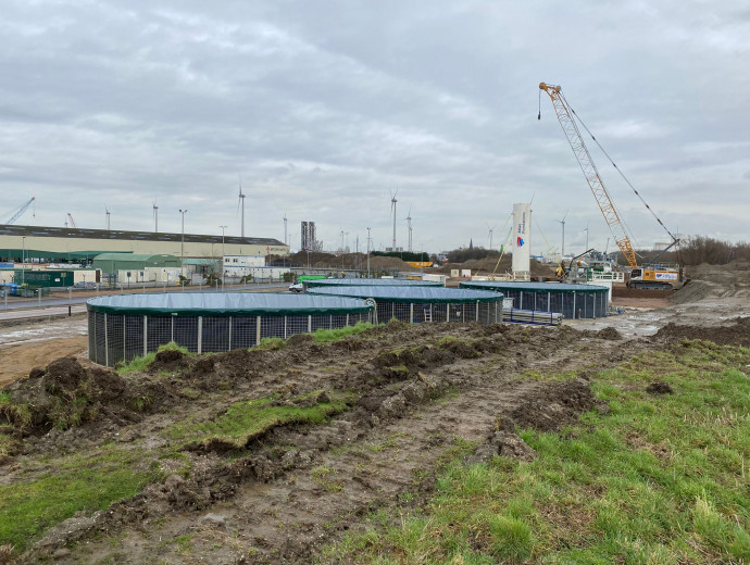 Mesh silo for bentonite storage