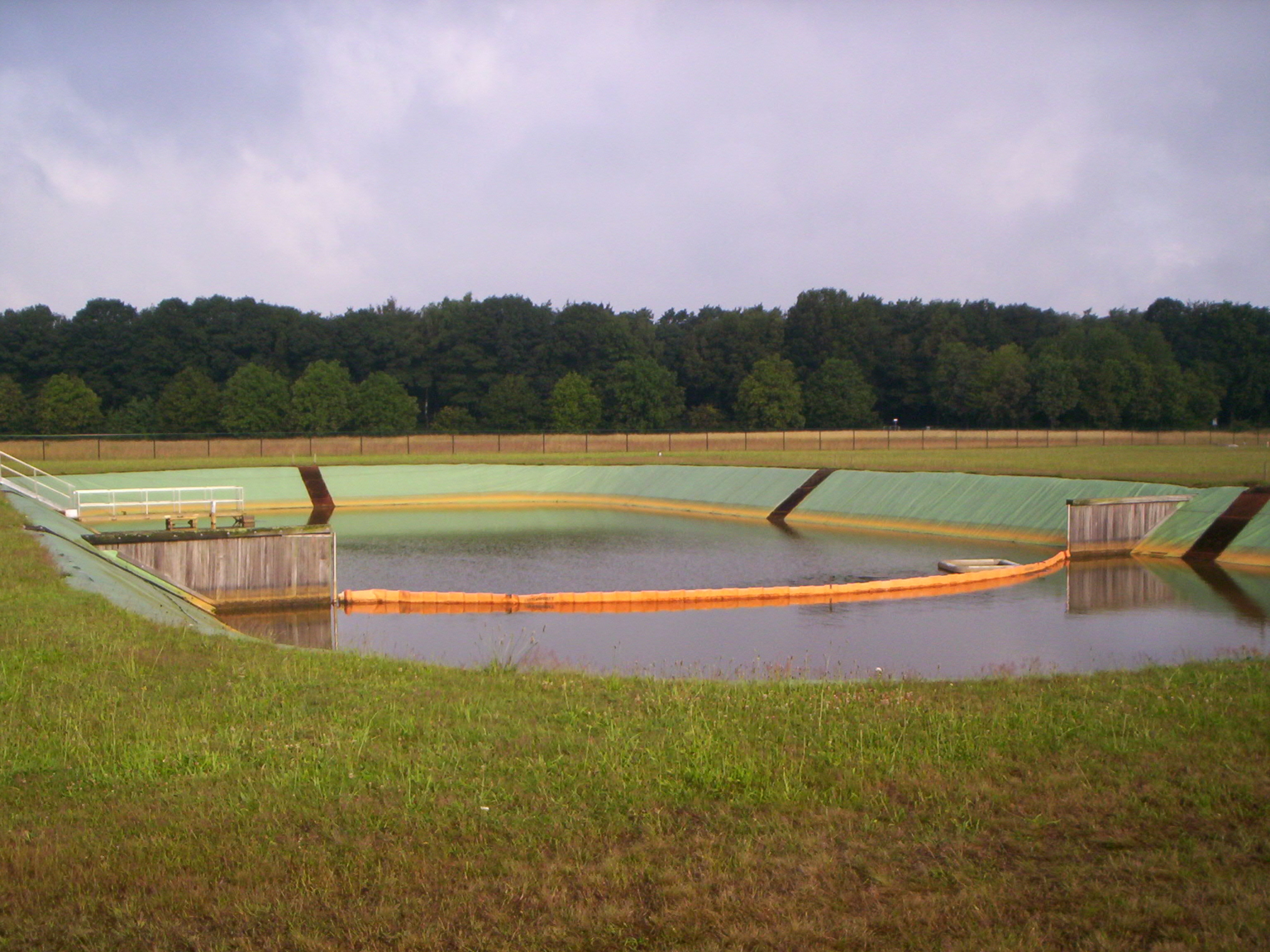 Vuil water bassin met uitloopvoorziening